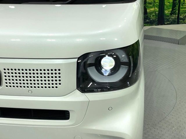 【LEDヘッドライト】悪天候や夜間走行時も良好な視界を確保し安心して運転できる高輝度LEDヘッドライトを装備！点灯速度が早く、消費電力も抑えられています。
