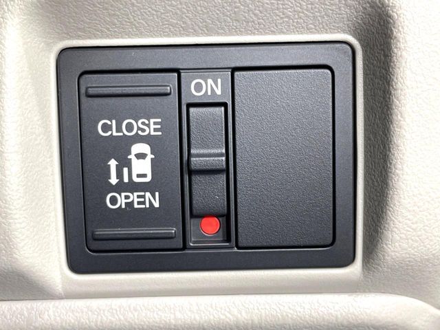 【パワースライドドア】スマートキーや運転席のスイッチでスライドドアの開閉が可能♪電動だから力を入れてドアを開ける必要が無く、小さいお子様でも、重い荷物を持っている時もラクに開け閉めできます♪