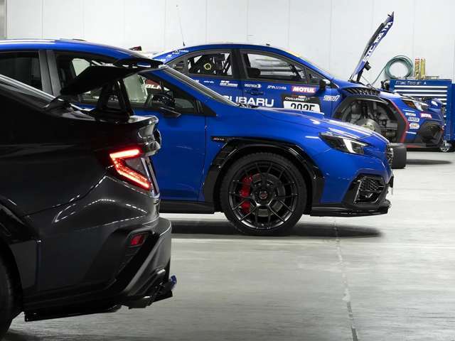 アクセルを踏み込んだ瞬間に思い通りの加速が立ち上がる鋭くリニアなレスポンス！どの車速からでも素早く加速していく強く分厚いトルク！全開域では、航空機ジェットが滑走路から飛び立つような飛翔感を披露します！