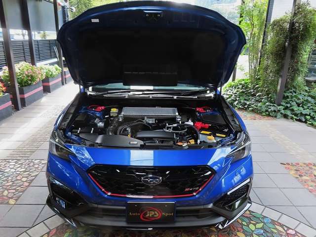■エンジン型式（FA24）水平対向4気筒 2.4L DOHC16バルブ デュアルAVCS 直噴ターボ “DIT” ■出力 300ps/5700rpmトルク値 38.2kgf・m/2000-5600pmkgf・m ■スバルパフォーマンストランスミッション新開発搭載モデル