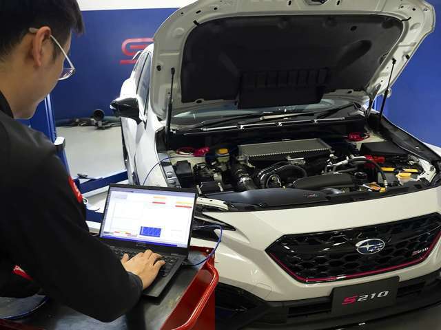 S210特別専用エンジン開発では、乗り味を良くすることを追求。つまり動き出しを滑らかに唐突さを感じさせること無く、いかに自然に動き出せるか？その開発思想からトライ＆エラーを繰り返し丁寧に造り込んでいった。