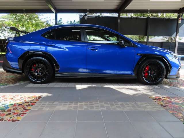 ■特別専用色 WRブルー パール（ColCode＃K7X）：ニュルブルクリンク24時間耐久レースやWRC世界ラリー選手権、世界のレースシーンを席巻する「SUBAARU WRX STI.」を象徴する色、スバリスト達が羨望する特別な青です。