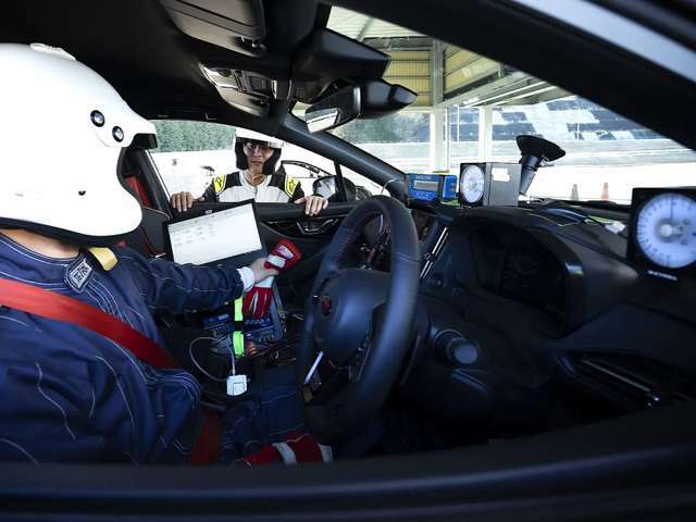 STI不変のテーマ。それはステアリングを切った瞬間からクルマがイメージ通り正確に動く「運転が世界一上手くなるクルマ」を提供すること。また同時にどんなシーンでも乗員が快適に過ごせる懐の深さを両立すること。