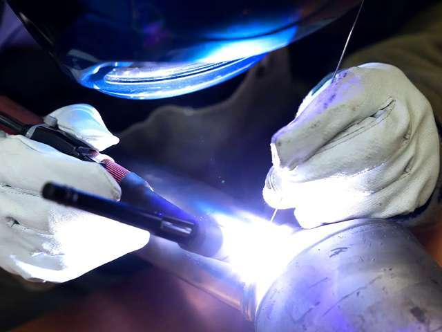 決してあきらめない挑戦の連続！何度もサーキットで走り込み、徹底的に追求して精緻に造り上げました。STIが世界に誇る匠職人技術屋らの手で壊しては治す、試してはやり直す、それは気が遠くなるような道程でした。