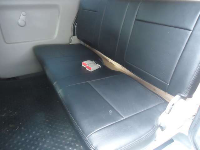 セカンドシートも広々。足下も広くてゆったり座れますね。ブラックのシートカバーで高級感を演出です。