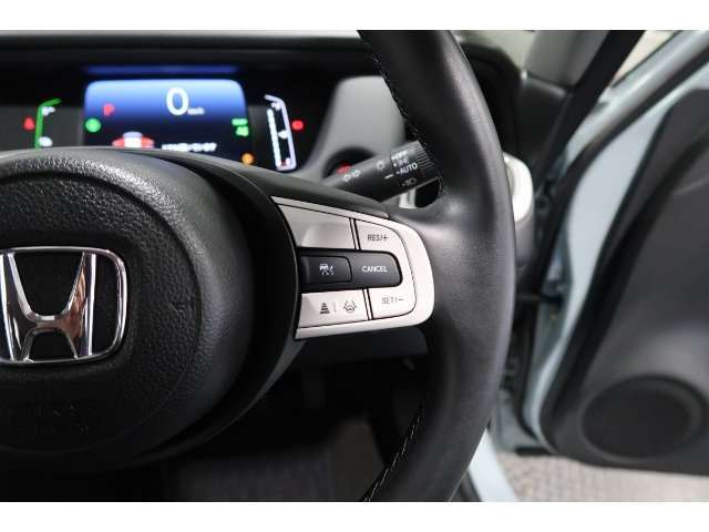 Hondaセンシングの機能のひとつ、アダプティブクルーズコントロール付！アクセルから足を離しても設定したスピードと前車との車間を保ち走行してくれます！車線維持もアシスト☆高速道路で疲労軽減ですね☆