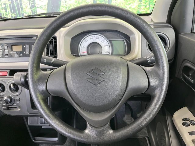 インテリアに合わせたデザインのステアリングは、運転される方のことも考え、運転しやすい形状、大きさです。是非一度、実際に触ってお確かめください。
