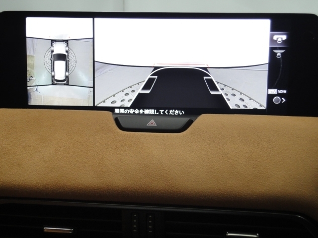 狭い場所での駐車やすれ違いなどでより的確な運転操作に役立つ360°ビューモニターが装備されています。