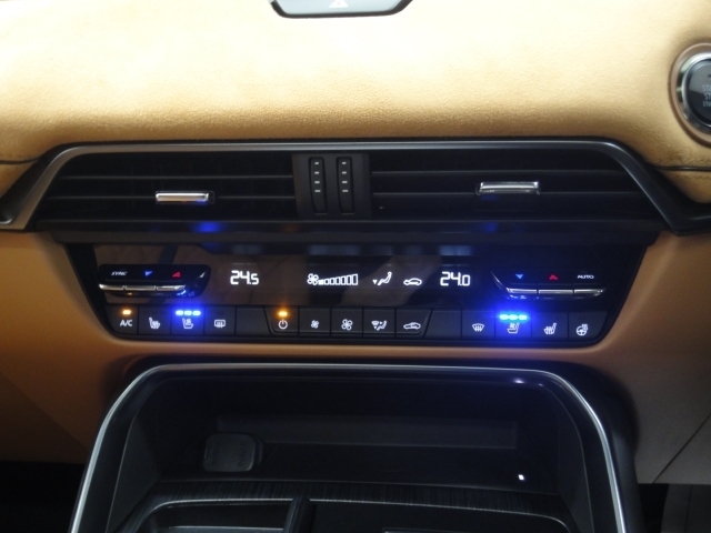 暑い夏の時期にとっても快適なシートベンチレーションを装備！シート内部に取り付けられたファンでシートの表面を換気して、涼しくしてくれます。