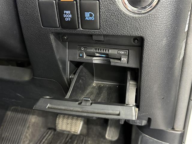 【ETC】ETC車載器がビルトインで装備されています。有料道路の乗り降り時に停車することなくスマートに乗り入れが可能になったり、割引を受けることができる嬉しい装備です。