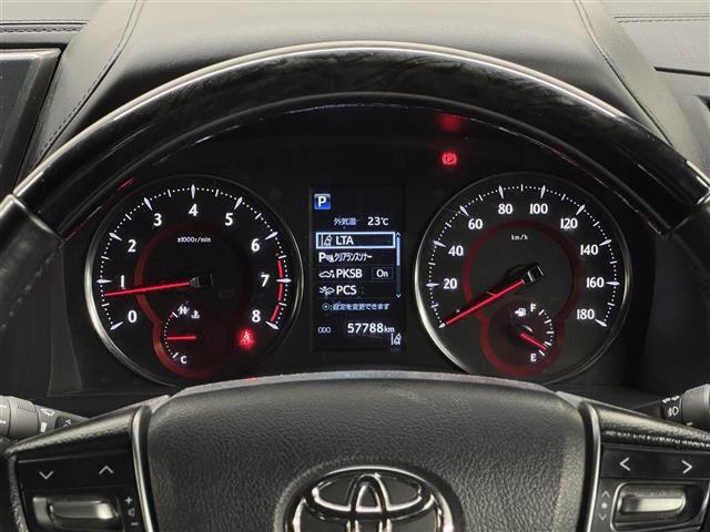 【メーターまわり】ドライバーから見やすい位置にあって安全運転に寄与します。マルチインフォメーションディスプレイでは、クルマに関する情報の確認はもちろん、各種安全機能・装備のON/OFFも設定可能。