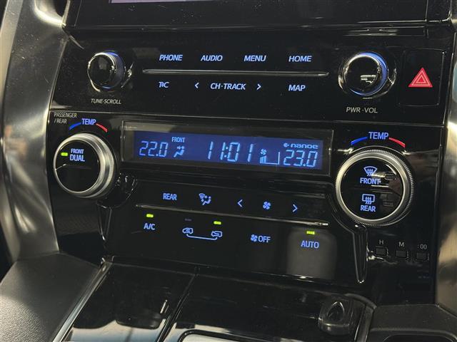 【左右独立オートエアコン】左右独立型、いわゆるデュアルエアコンです。運転席と助手席でそれぞれお好みの温度を設定可能です。