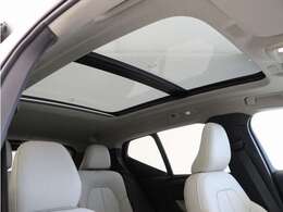 屋根一面まるごととも言える特大サイズのチルトアップ機構付電動パノラマ・ガラス・サンルーフ。晴天時はもちろん、雨天・曇天時にもブラインドを開けることで常に開放的な車内空間を実現させてくれます。