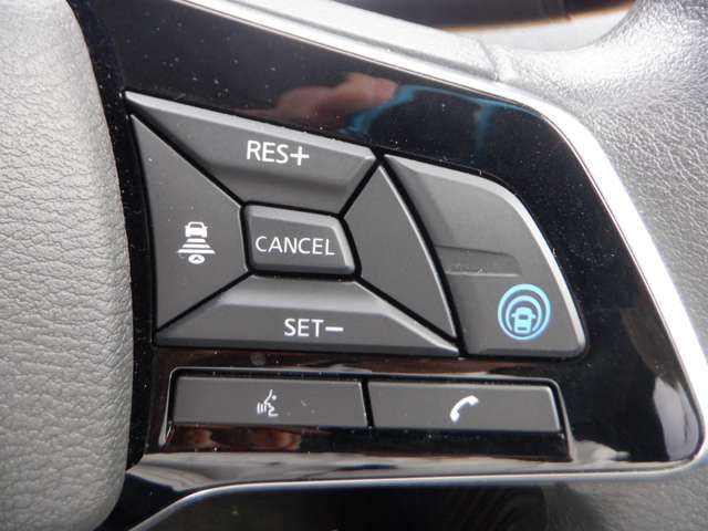 【日産プロパイロット】　高速道路の単調な渋滞走行と長時間の巡航走行で、アクセル、ブレーキ、ハンドルの操作をクルマがアシスト。快適な高速ドライブが楽しめます。