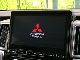 【純正大画面10インチナビ】人気の大型10インチナビを装備。存在感のある大画面はインパクト大！ナビ利用時のマップ表示は見やすく、テレビやDVDは臨場感がアップ！いつものドライブがグッと楽しくなります♪