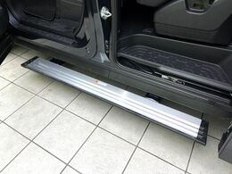 【電動サイドステップ】車高の高いお車でも、これがあれば小さいお子様の乗り降りも楽々♪スライドドアと連動して作動する為、煩わしい操作は不要です！