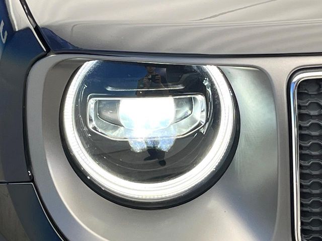 ●LEDヘッドライト：夜間走行時も良好な視界を確保し安心して運転できる高輝度LEDヘッドライトを装備！点灯速度が早く、消費電力も抑えられています。