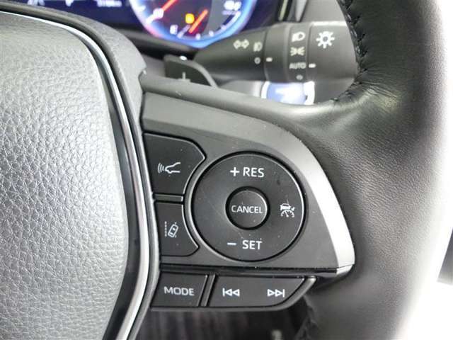 【便利装備】クルーズコントロールスイッチ☆希望の車速で定速走行する事ができます。高速道路を走る時に便利な機能です※設定速度には制限があります。