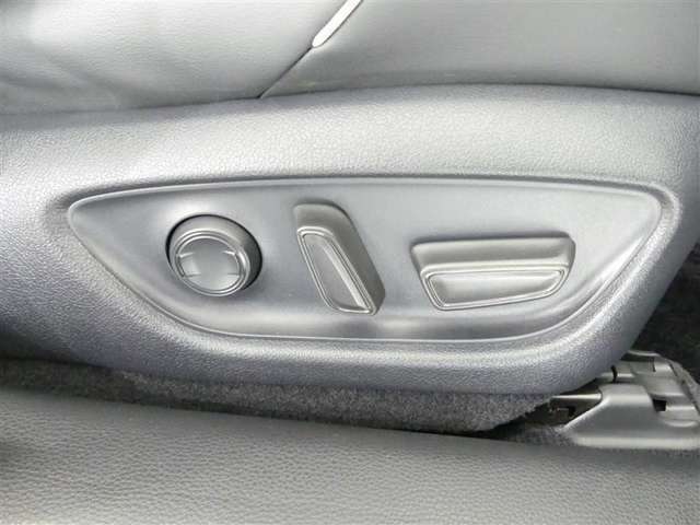 【電動シート】運転席シートの位置調整はスイッチ操作だけ！微調整もできます。