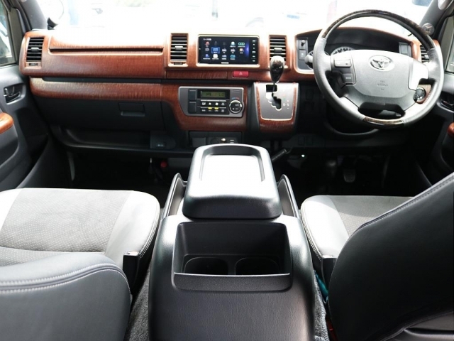 令和1年式　ハイエースバン　スーパーGL　5人乗り　2000cc　ガソリン　2WD　走行75，700km　スライドドア小窓付き