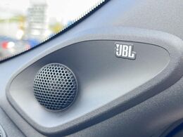 【JBLサウンドシステム】メーカーオプションの高品位サウンドシステムを搭載。専用のチューニングが施された大小様々なスピーカーから良質なサウンドが奏でられ、臨場感あふれる音響空間を演出します。
