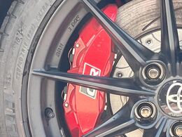 【GRキャリパー】ハイパワー車両には強力なブレーキが必須！色鮮やかなキャリパーがスポーティな印象を引き立てます♪