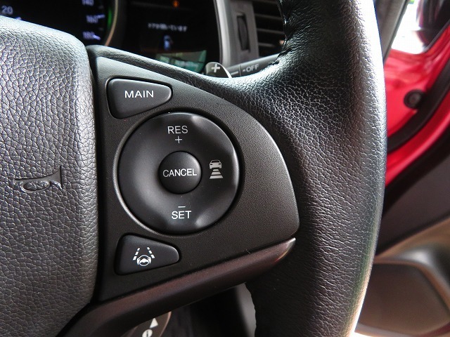 Hondaセンシングの機能のひとつ、アダプティブクルーズコントロール付！アクセルから足を離しても設定したスピードと前車との車間を保ち走行してくれます！車線維持もアシスト☆高速道路で疲労軽減ですね☆