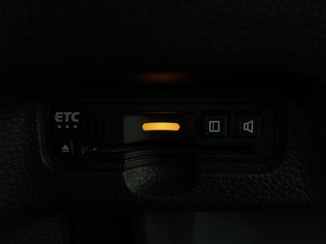 【ETC】有料道路を利用する際に料金所で停止することなく通過できる、ETC車載器（ノンストップ自動料金収受システム機器）が装備されています。セットアップを行うことで利用可能になります。