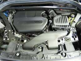 エンジンルームは前オーナー様の丁寧な使用感を感じられる状態です。オイルの滲みや漏れ等は当然なく、お渡し前にもしっかりとした点検整備を実施致します。