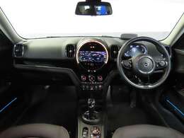 運転席及び助手席におかけになっている瞬間をイメージしてみてください。重厚感のある室内空間は外からの音を遮断し、唯一のプライベート空間を演出しております。