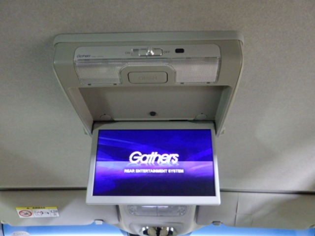 後部座席モニター（フリップダウンモニター）装備！ナビゲーションと組み合わせることで、走行中でも後席では地上デジタルTV放送やDVDビデオなどの映像も楽しめます。