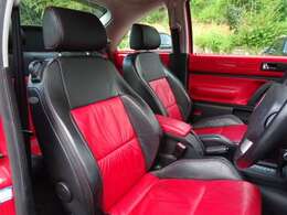 レッド＆ブラックの内装が楽しさを増してくれます。