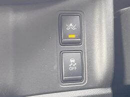 【エマージェンシーブレーキ】走行中に前方の車両等を認識し、衝突しそうな時は警報とブレーキで衝突回避と被害軽減をアシスト。より安全にドライブをお楽しみいただけます。
