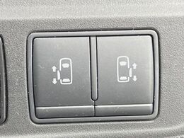 【両側パワースライドドア】スマートキーや運転席のスイッチで後席両側スライドドアの開閉が可能♪電動だから力を入れてドアを開ける必要が無く、小さなお子様でも簡単に開け閉めでき快適です♪