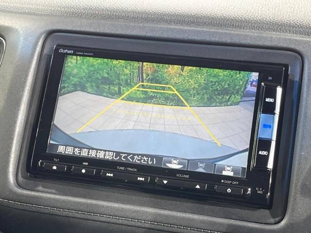 【バックカメラ】駐車時に後方がリアルタイム映像で確認できます。大型商業施設や立体駐車場での駐車時や、夜間のバック時に大活躍！運転スキルに関わらず、今や必須となった装備のひとつです！