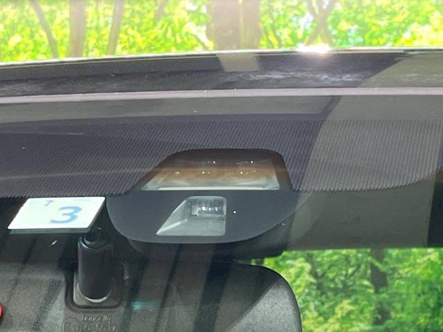 【シティブレーキアクティブシステム】低速走行中に前方の車両等を認識し、衝突しそうな時は警報とブレーキで衝突回避と被害軽減をアシスト。より安全にドライブをお楽しみいただけます。