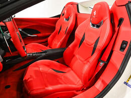 インテリアはRosso Ferrariを基調とし、Biancoステッチと跳馬刺繍が華やかなコントラストを演出。