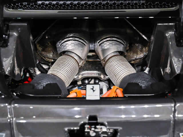 V6ツインターボ＋モーターが830cvを発揮し、驚異的な加速を実現します。