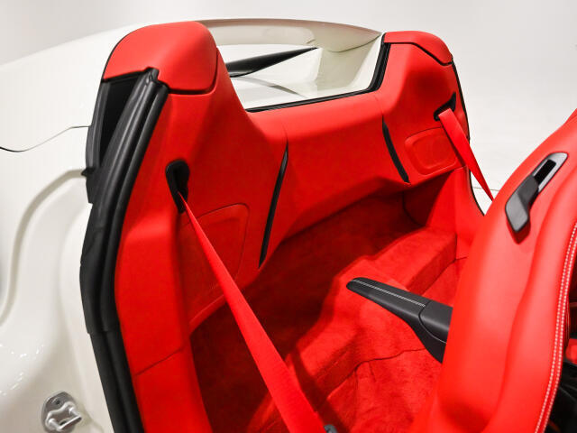 Rosso Ferrariのインテリアがキャビンを彩り、Biancoステッチが華やかさを添えます。
