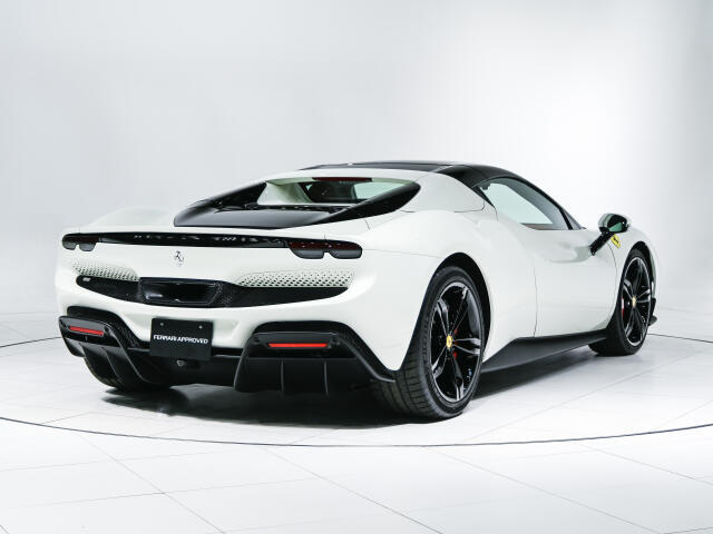 特注トリコロールオプションとBianco×Rossoの王道カラーを纏った296 GTSは、個性と華やかさを見事に融合させた特別な一台です。