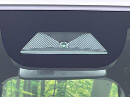 【ホンダセンシング】走行中に前方の車両等を認識し、衝突しそうな時は警報とブレーキで衝突回避と被害軽減をアシスト。より安全にドライブをお楽しみいただけます。