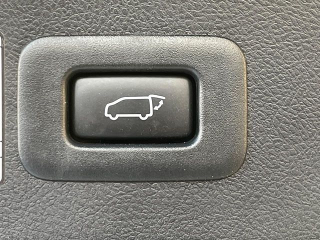 【パワーバックドア】スマートキーや運転席のボタンを押すだけでリアゲートが自動で開閉します！荷物を持っている時や、高い位置にあるバックドアを閉める際に便利な機能です♪