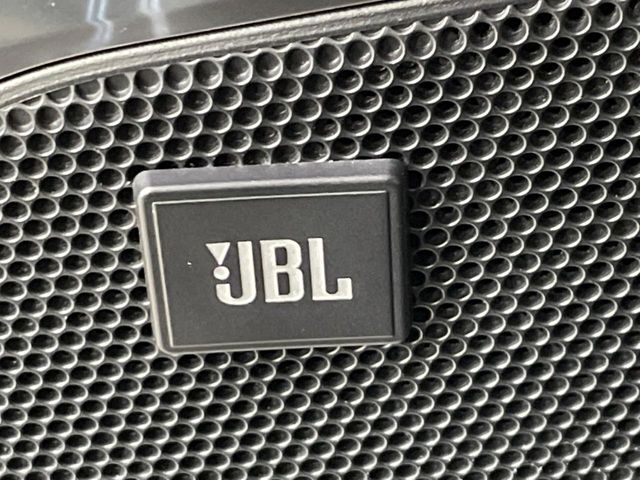 【JBLサウンドシステム】メーカーオプションの高品位サウンドシステムを搭載。専用のチューニングが施された大小様々なスピーカーから良質なサウンドが奏でられ、臨場感あふれる音響空間を演出します。