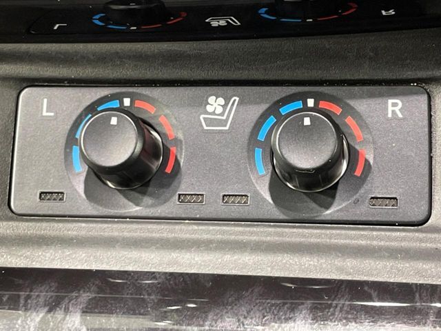 【シートベンチレーション】夏場は涼しい風でお尻や背中の熱やムレを防ぎ、冬はエアコンよりも早く温まってポカポカに！レザーシートにうれしい装備で、季節を問わず快適に過ごせます。