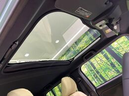 【ガラスルーフ】ガラスルーフ搭載で車内の解放感が一気にアップ！開放的なドライブをお楽しみいただけます。