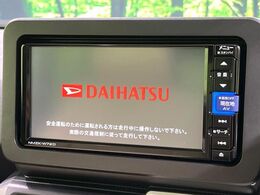 【純正ナビ】人気の純正ナビを装備しております。ナビの使いやすさはもちろん、オーディオ機能も充実！キャンプや旅行はもちろん、通勤や買い物など普段のドライブも楽しくなるはず♪