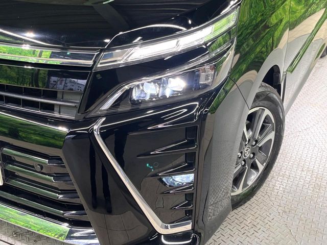【LEDヘッドライト】悪天候や夜間走行時も良好な視界を確保し安心して運転できる高輝度LEDヘッドライトを装備！点灯速度が早く、消費電力も抑えられています。