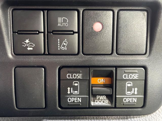 【両側スライドドア】駐車場で隣の車との間隔が狭く乗りにくい時、スライドドアなら安心！ドアオープン時も幅を取らず、開口部が広いので乗り降りがとっても簡単です。大きな荷物の出し入れも後席から可能♪
