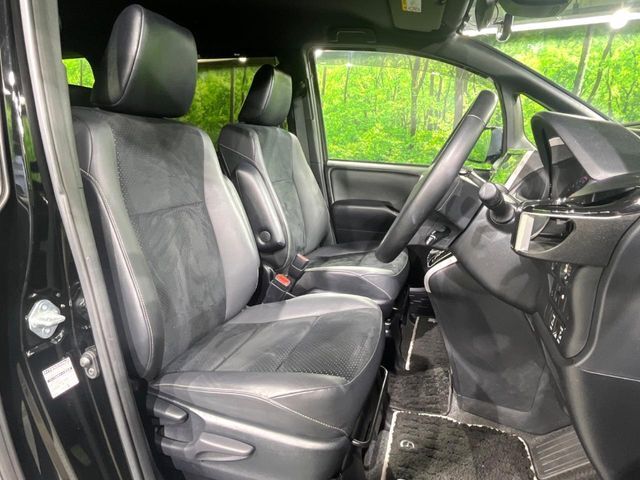 運転席まわりには十分なスペースがあり、大柄な方でもゆったり運転していただける環境です。