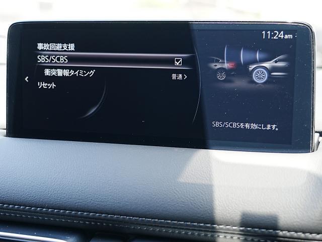 こちらのお車には先進安全装備が多数搭載されています。衝突被害を回避あるいは軽減するためのブレーキや、後方死角からの接近警報、車線逸脱を防止する警報装置など、詳しくはスタッフまでお尋ねください。